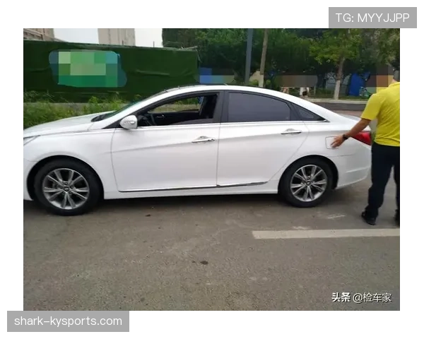 路上看到萨卡像邻家小哥,回头一瞥他家门口那辆车我笑不出来了 路上看到萨卡像邻家小哥,回头一瞥他家门口那辆车我笑不出来了